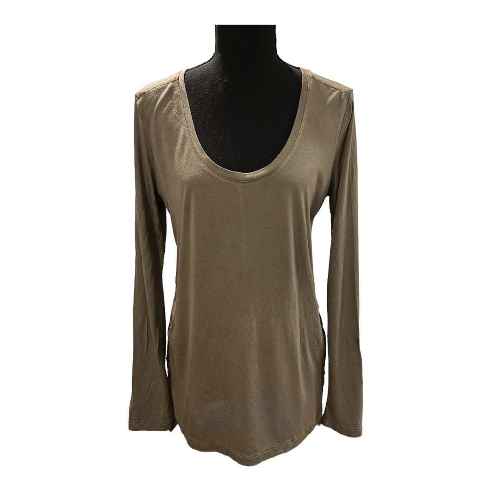 Banana Republic women’s long sleeve t shirt with small side slits size medium